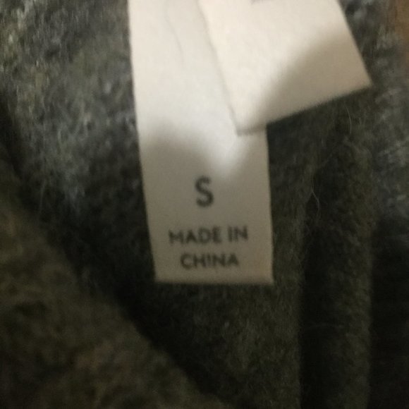 The Group Babaton cowl neck has 25% Alpaca and 10% wool size small - Picture 2 of 7